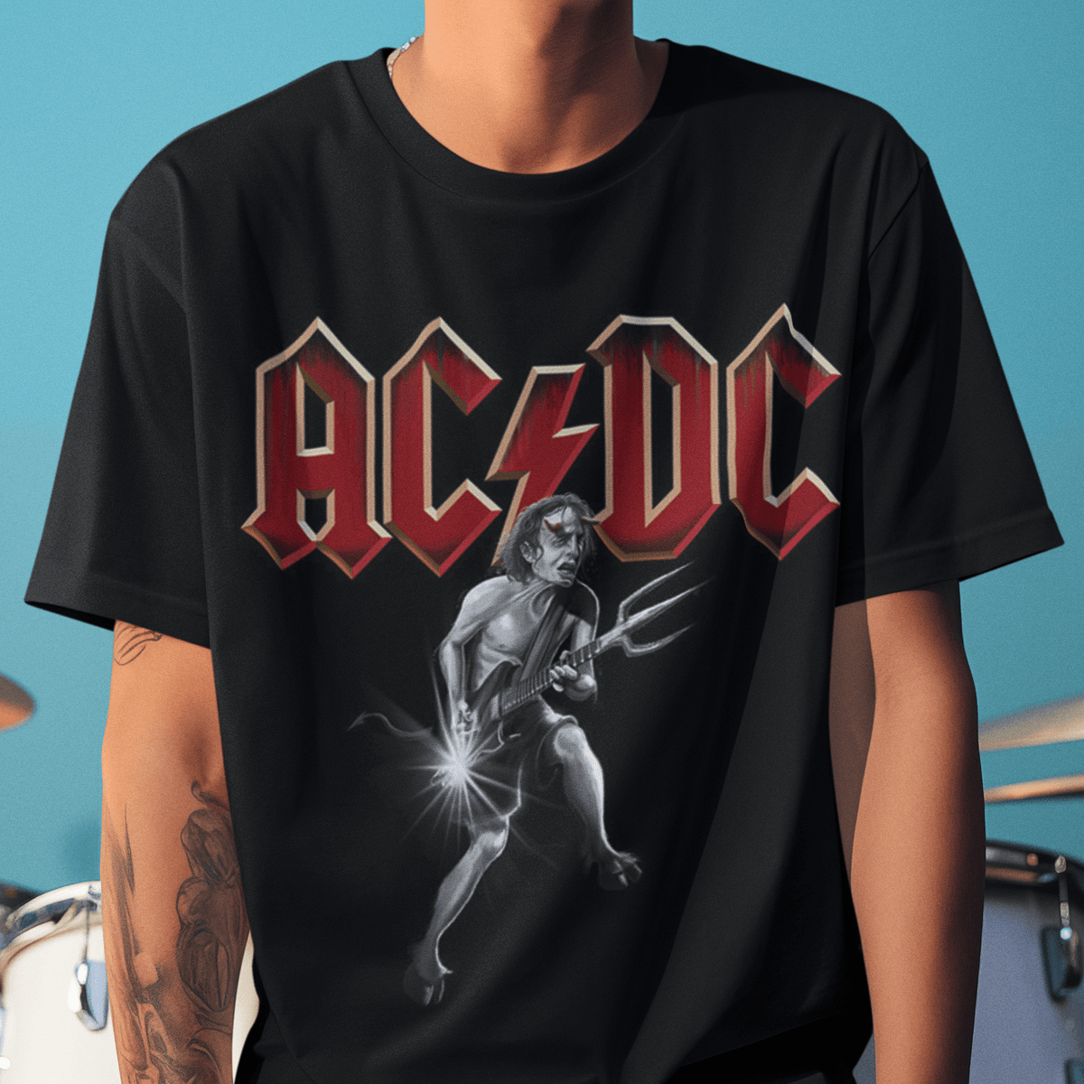 Tricou AC/DC - Angus, chitară și puțin foc demonic!