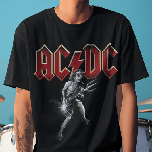 Тениска AC/DC - Ангус, китара и малко дяволски огън!